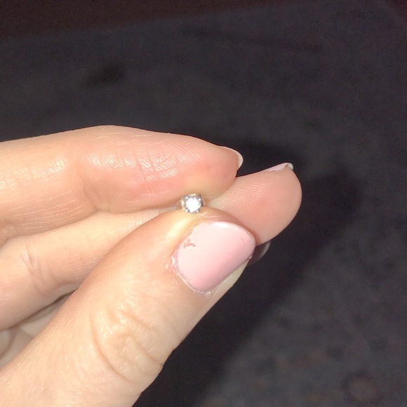 🤍Single solitary diamond stud. 2mm approximately - Picture 7 of 7